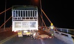 Xe máy “chui” gầm xe tải trên cầu Rạch Miễu, 1 thanh niên tử vong