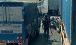 Cao tốc ùn tắc vì tài xế xe đầu kéo chặn đường xe tải để... ‘nói chuyện’
