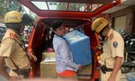 TPHCM: CSGT Chợ Lớn bắt giữ ô tô chở 3.000 gói thuốc lá nhập lậu