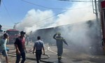Cháy ki-ốt tại chợ Long Khánh, tiểu thương hoảng loạn tháo chạy