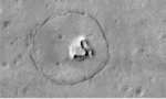 Tàu của NASA chụp được hình giống khuôn mặt con gấu trên sao Hỏa