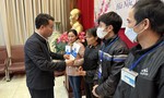Hơn 17 ngàn sổ BHXH và BHYT được BHXH Việt Nam trao cho người nghèo