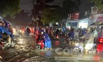 Bình Dương: Mưa ngập đường ngập nhà, người dân bì bõm cả đêm
