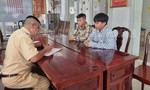 Xử phạt nghiêm thanh niên không đội mũ bảo hiểm, lái xe bằng chân trên quốc lộ