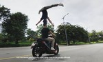 TPHCM: Xác minh clip 2 nghệ sĩ xiếc không đội mũ bảo hiểm, diễn xiếc trên đường
