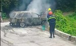 Xe ô tô bị cháy rụi khi đang tham quan núi Sam