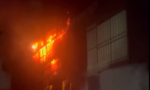 Cháy xưởng gia công ép nhựa trong đêm, 1 phụ nữ sống trong nhà bên cạnh tử vong