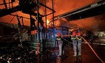 Trăm cảnh sát nỗ lực dập tắt đám cháy kho xưởng hàng ngàn mét vuông ở TPHCM