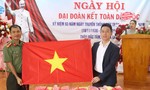 Công an tỉnh Đắk Nông tặng hơn 2000 lá cờ Tổ quốc cho người dân xã biên giới