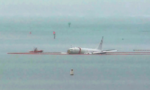 Máy bay hải quân Mỹ chở 9 người trượt khỏi đường băng lao xuống biển