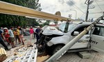 Tây Ninh: Ôtô kéo lê xe máy dừng đèn đỏ, tông sập tường rào, 1 người tử vong