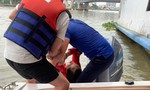 Canô chở khách du lịch cứu người phụ nữ chới với trên sông Sài Gòn