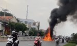 TPHCM: Hai xe máy va chạm tại dốc cầu vượt Quang Trung, bốc cháy dữ dội