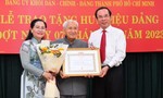 Chủ tịch HĐND TPHCM Nguyễn Thị Lệ nhận Huy hiệu 30 năm tuổi Đảng