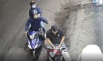 Người đàn ông bị giật dây chuyền khi đang ngồi bấm điện thoại trên xe máy