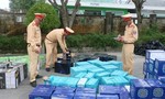 CSGT kiểm tra xe tải, phát hiện hơn 1.600 chai rượu ngoại “lậu”