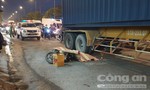 Xe container cán tử vong người đi xe máy, kẹt xe kéo dài trên tỉnh lộ 8