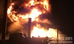 Cháy bồn chứa dầu của công ty dệt, lửa cuồn cuộn đỏ rực trong đêm