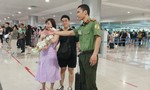 Công an cửa khẩu Cảng HKQT Tân Sơn Nhất tích cực hỗ trợ hành khách dịp lễ, Tết