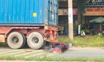 Thanh niên chạy xe máy tông đuôi xe container đậu bên đường, tử vong