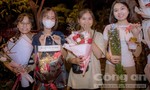 Nữ sinh rủ nhau 'khởi nghiệp' bằng bán hoa, quà tặng ngày Lễ tình nhân