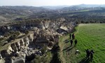 Động đất 'chẻ làm đôi' vườn ô liu xanh tươi ở Thổ Nhĩ Kỳ