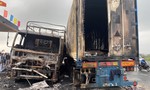 Xe tải và xe container bốc cháy ngùn ngụt cạnh cây xăng lúc sáng sớm