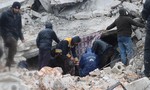 Người dân Thổ Nhĩ Kỳ từ khắp nơi đến hiện trường vụ động đất đào bới tìm người thân
