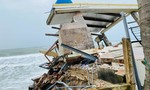 Cận cảnh nhà cửa tan hoang sau các đợt bị sóng biển đánh dồn dập