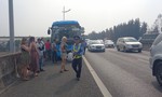 Hai xe tải và xe khách tông liên hoàn trên cao tốc, nhiều người nước ngoài hoảng vía