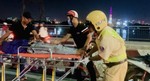 Hai CSGT đưa thanh niên nằm bất động trên cầu Bình Lợi đi cấp cứu