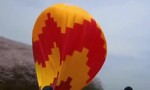 Video khinh khí cầu chở 7 người ngắm cảnh bất ngờ rơi xuống hồ