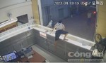 Clip nhân viên tiệm vàng nhảy qua tủ kính đuổi theo hai tên cướp giật