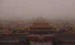 Người dân Trung Quốc và Hàn Quốc “vật lộn” với bão cát