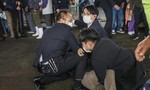 Thủ tướng Nhật Bản phải sơ tán sau khi bị ném ‘bom khói’
