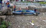 Sau cơn mưa lớn, một đoạn kênh Nhiêu Lộc - Thị Nghè đầy rác, cá chết