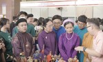 Hàng ngàn bạn trẻ tìm hiểu văn hóa từ lễ hội Việt phục