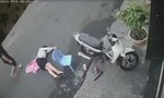 Cảnh sát hình sự truy nhanh 2 kẻ giật túi xách khiến cô gái té bất động trên đường