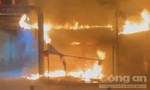 Tiệm sửa xe vắng chủ cháy ngùn ngụt trong đêm ở Bình Dương