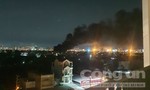 Cháy nhà kho trong bãi xe, khói lửa ngùn ngụt, một người bị bỏng