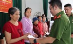 Công an TPHCM chia sẻ yêu thương với bà con Bình Định, Phú Yên