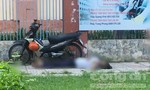 Người đàn ông chạy xe ôm nằm chết trên vỉa hè ở TP Thủ Đức