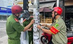 Công an quận Tân Phú ra quân bóc, xóa quảng cáo, rao vặt sai quy định