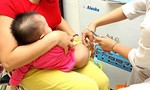 Vụ 4 trẻ bị tiêm vaccine hết hạn: 2 cán bộ y tế bị đình chỉ