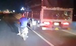 Người đàn ông chạy xe máy “mù” lạc vào cao tốc, được xe cứu thương ‘hộ tống’ ra ngoài