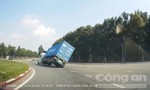 Camera ghi hình xe container lật nhào khi ôm cua qua vòng xoay