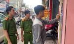 TPHCM: Công an bắt quả tang nhóm đối tượng dán hàng ngàn quảng cáo ‘bẩn’ mỗi ngày