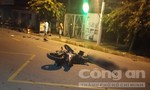 Nghe tiếng động ngoài đường, người dân ra phát hiện 2 thanh niên tử vong cạnh xe máy