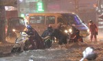 TPHCM: Nước ngập sâu, chảy mạnh sau mưa lớn, người dân vất vả đẩy xe máy
