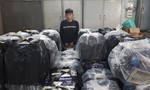 Cảnh sát phục bắt đối tượng lái xe tải vận chuyển 25.000 gói thuốc lậu